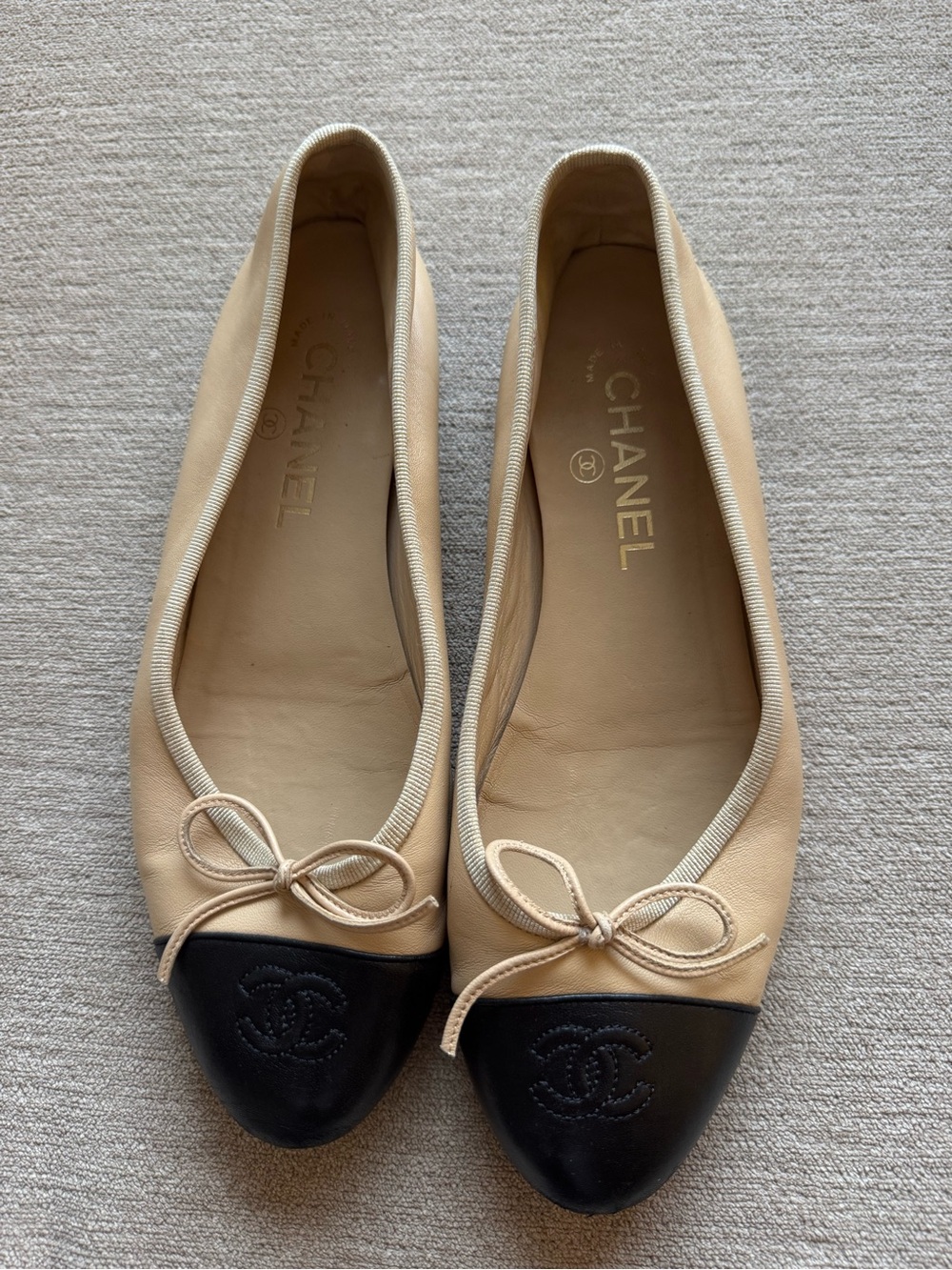 CHANEL Beige Leather Ballerina Flats with Black Cap Toe - Picture 4 of 7